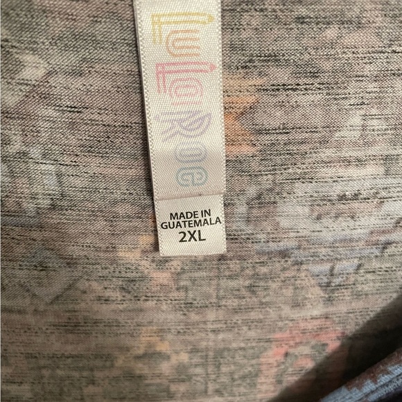NWOT LuLaRoe Lynnae Long Sleeve Tee - Picture 2 of 4